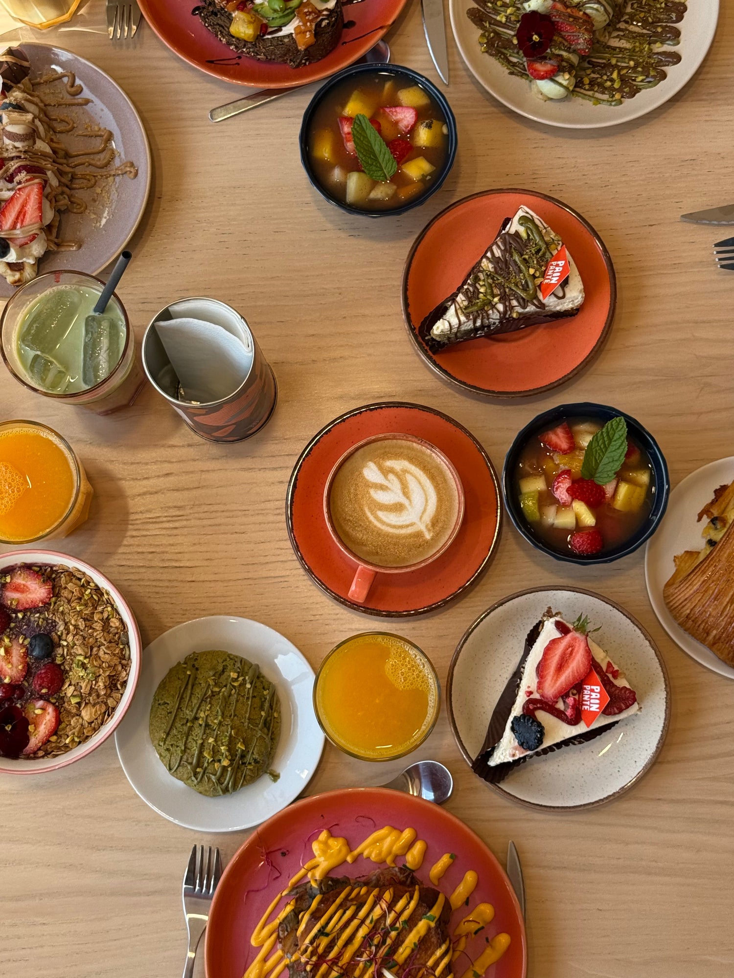 Brunch chez Painpante - boulangerie & coffee shop artisanal à Brest : café vec latte art, cheesecake, salade de fruits, plats gourmands et généreux